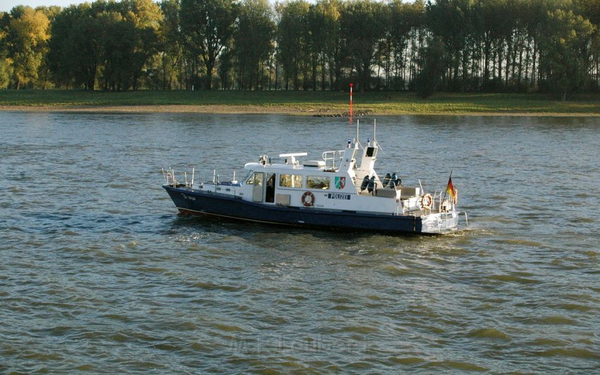 LKW faehrt in den Rhein Langel Hitdorf Faehre P128.JPG